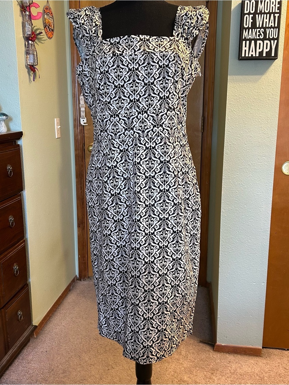 Romy black and white abstract geometric print cap sleeve midi dress size L